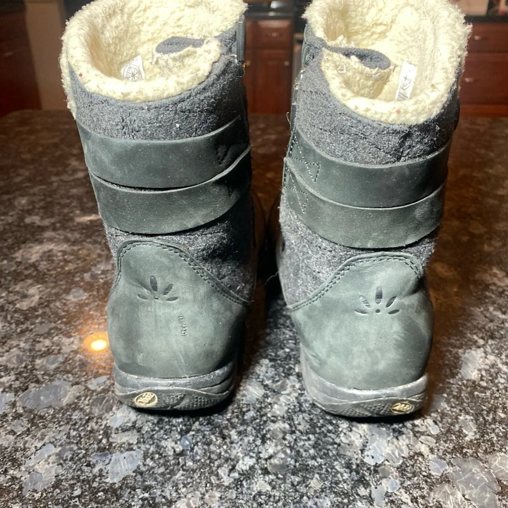 Oboz Madison Waterproof Insulated Winter Boots Womens Sz 7 Black Shearling Lined